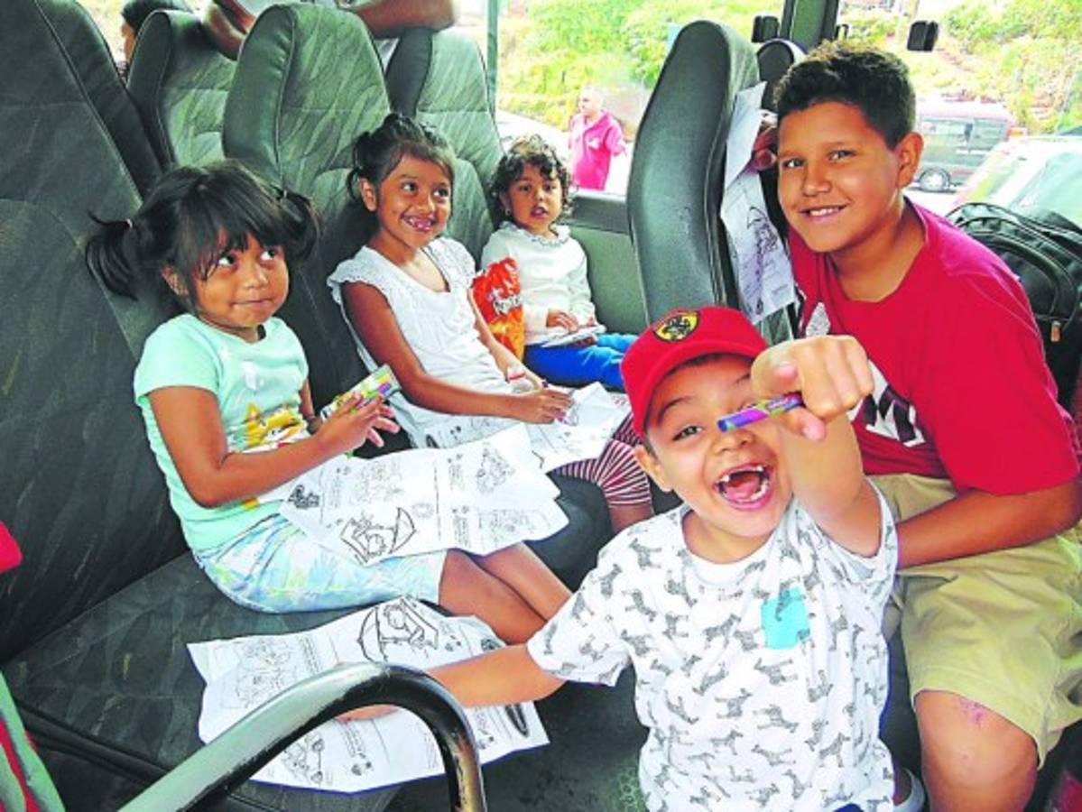 Con sonrisas en sus rostros, los pequeños recibían hojas para colorear. Los dibujos eran informativos y preventivos.