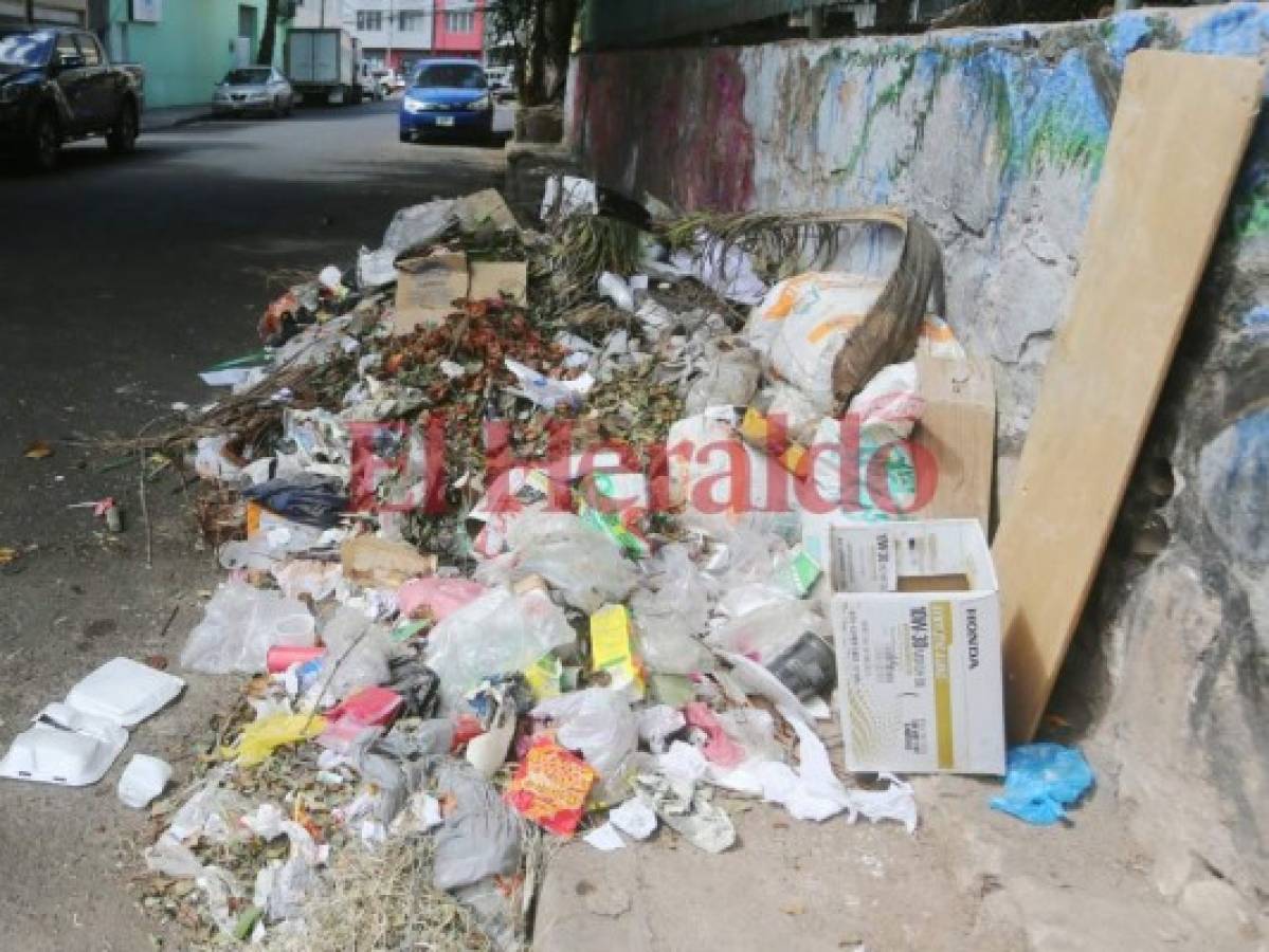 Montaña de basura invade una acera peatonal de la colonia Rubén Darío de Tegucigalpa