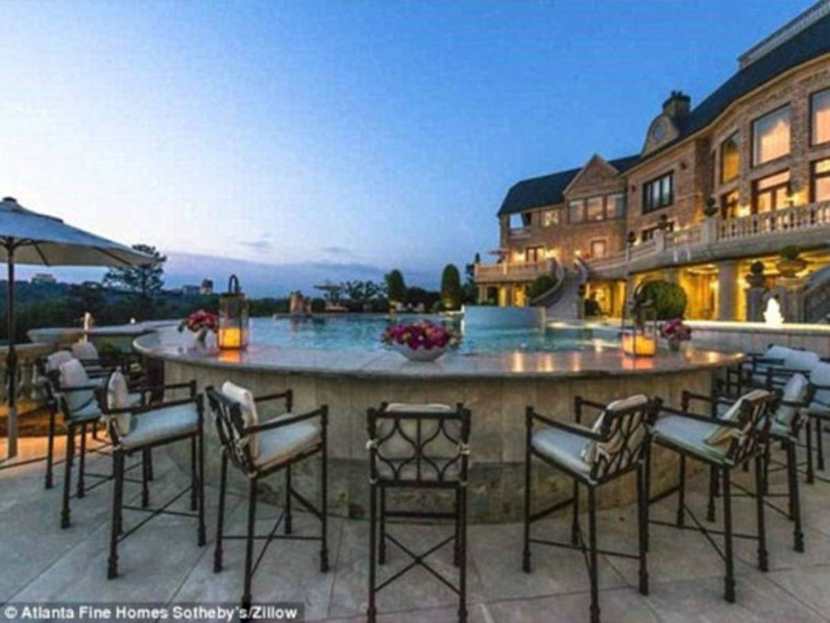 Pastor compra mansión por 'mandato de Dios'