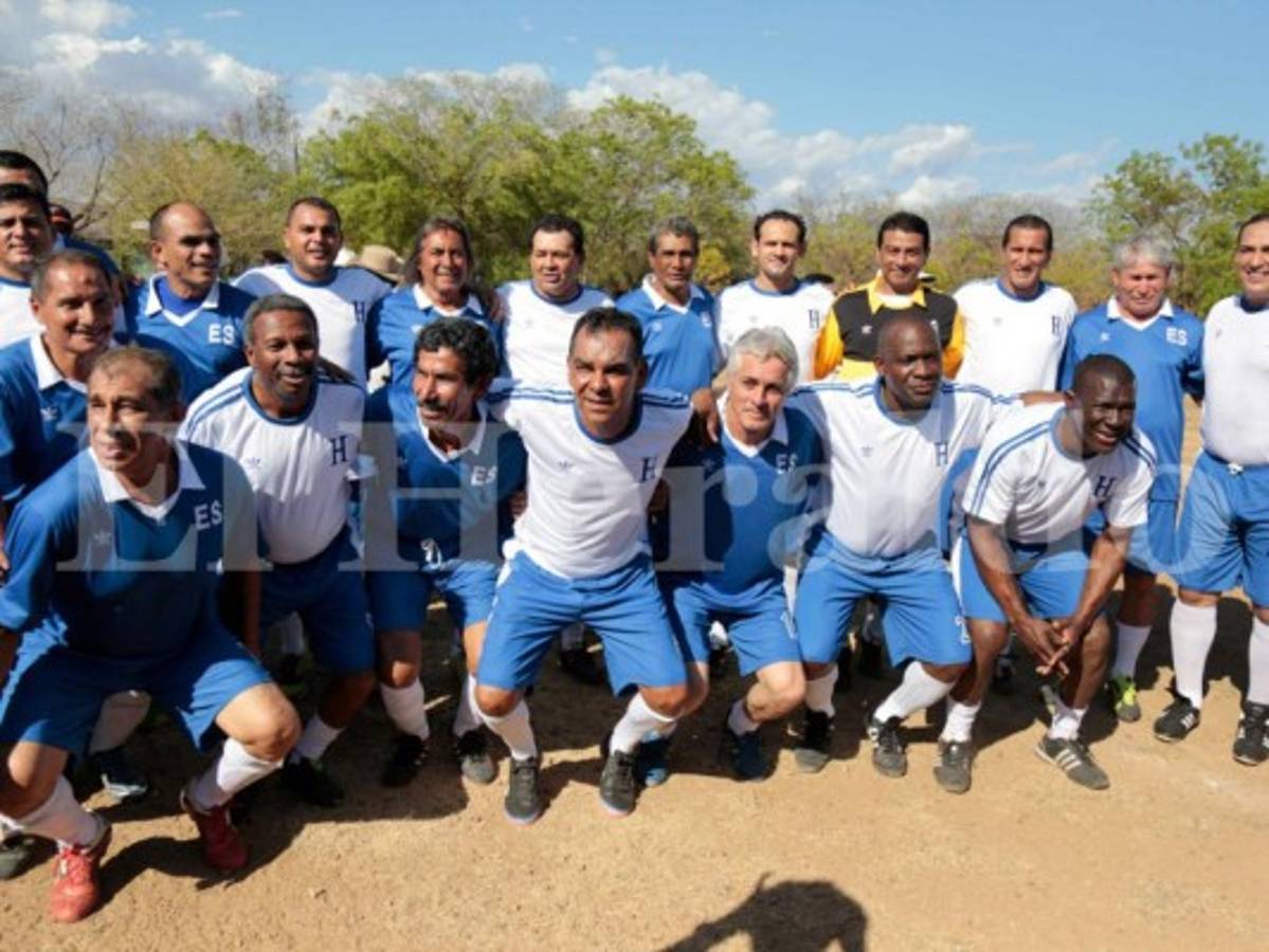 Los seleccionados de ambas naciones posan en la cancha de Alianza en una bonita foto del recuerdo. Hace 34 años le dieron gloria a ambas naciones al llegar al Mundial de fútbol de 1982 en España. Foto: Juan Salgado.