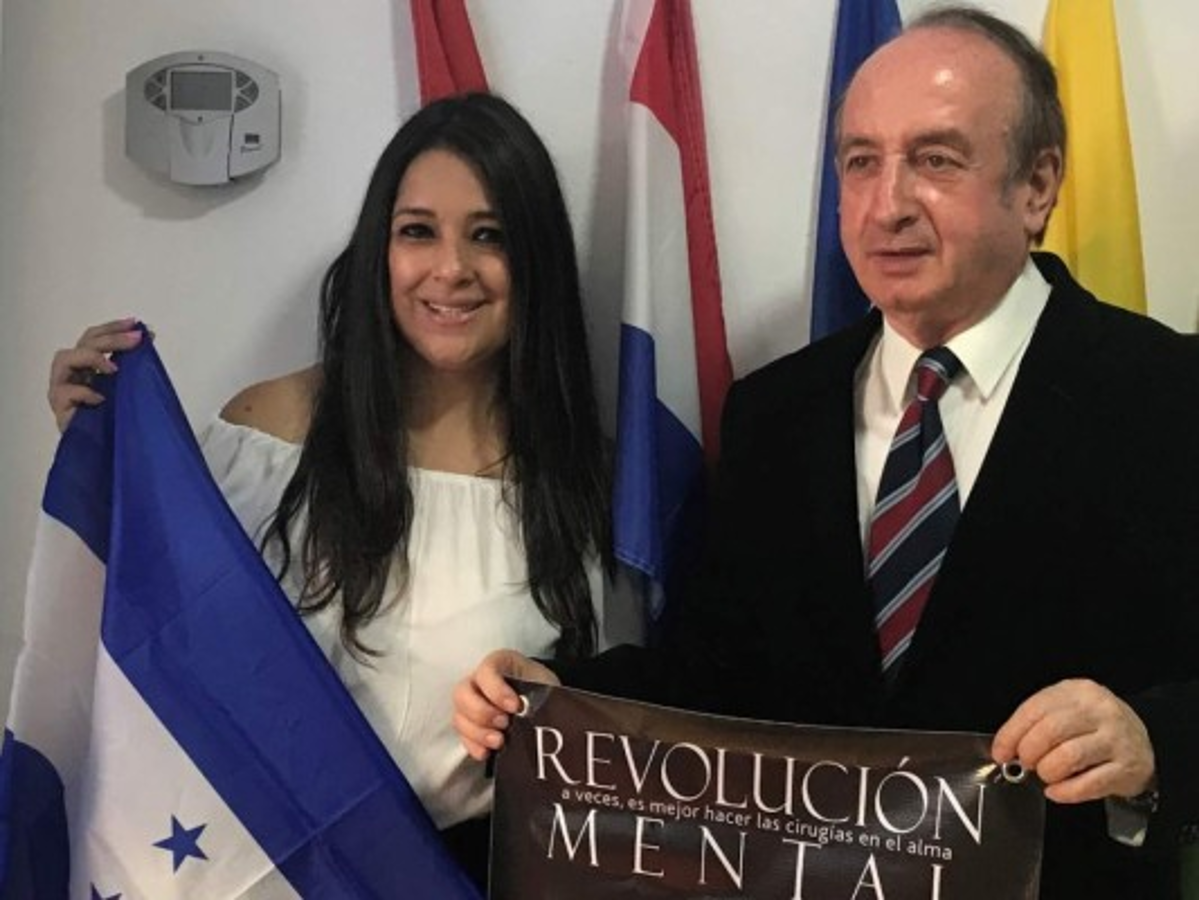 La hondureña Claudia Zablah lanza su libro 'Revolución Mental'