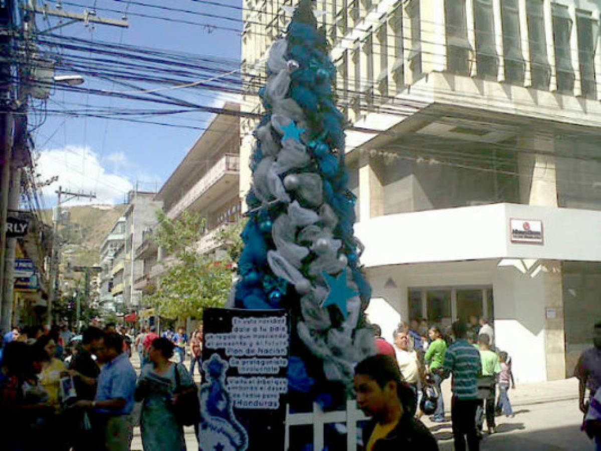 Instalan árbol de Navidad alusivo al Plan de Nación
