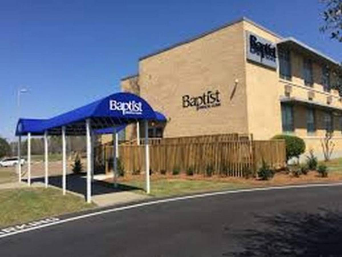 Tres muertos en tiroteo frente a hospital en Mississippi