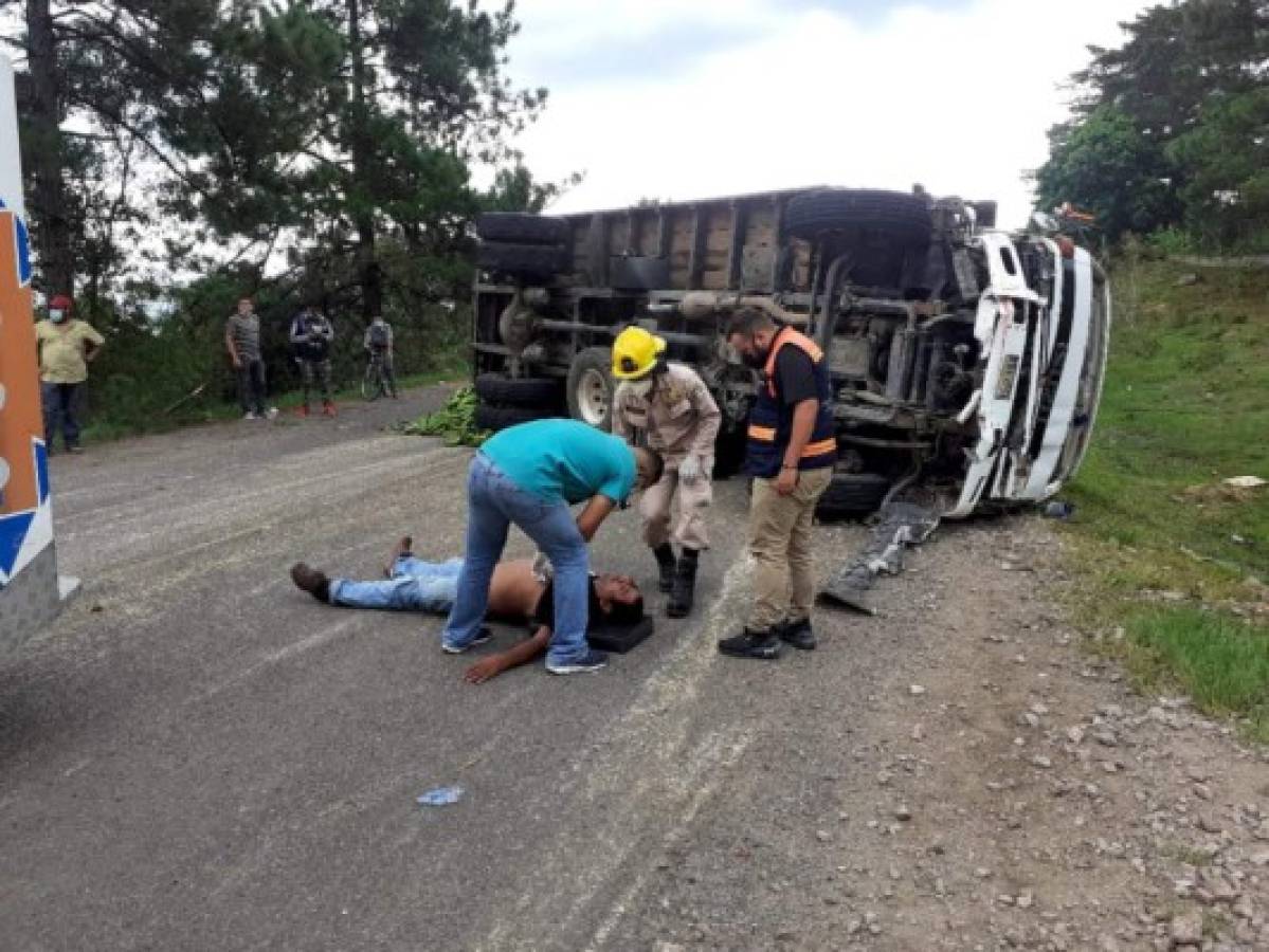 Una persona muerta y al menos tres heridas deja choque entre camión y pick up