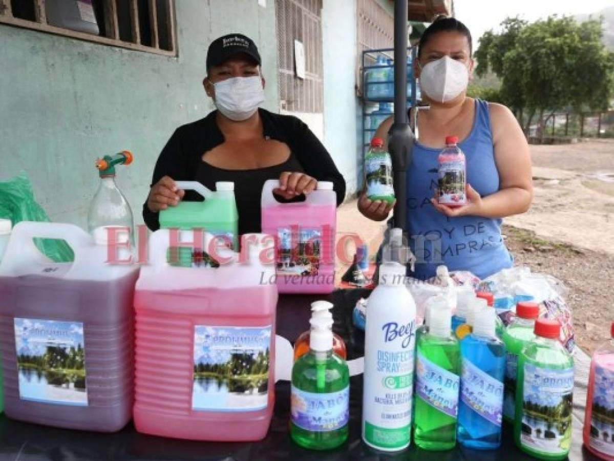 Yilian y Yami ofrecen sus productos desinfectantes. Foto: Johny Magallanes/ EL HERALDO