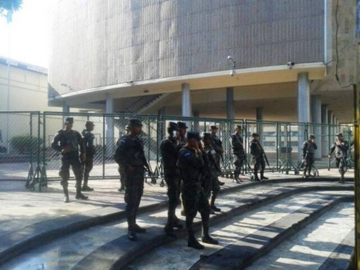 Los bajos del Congreso Nacional se escuentran bajo seguridad, foto: Mario Urrutia/ El Heraldo.