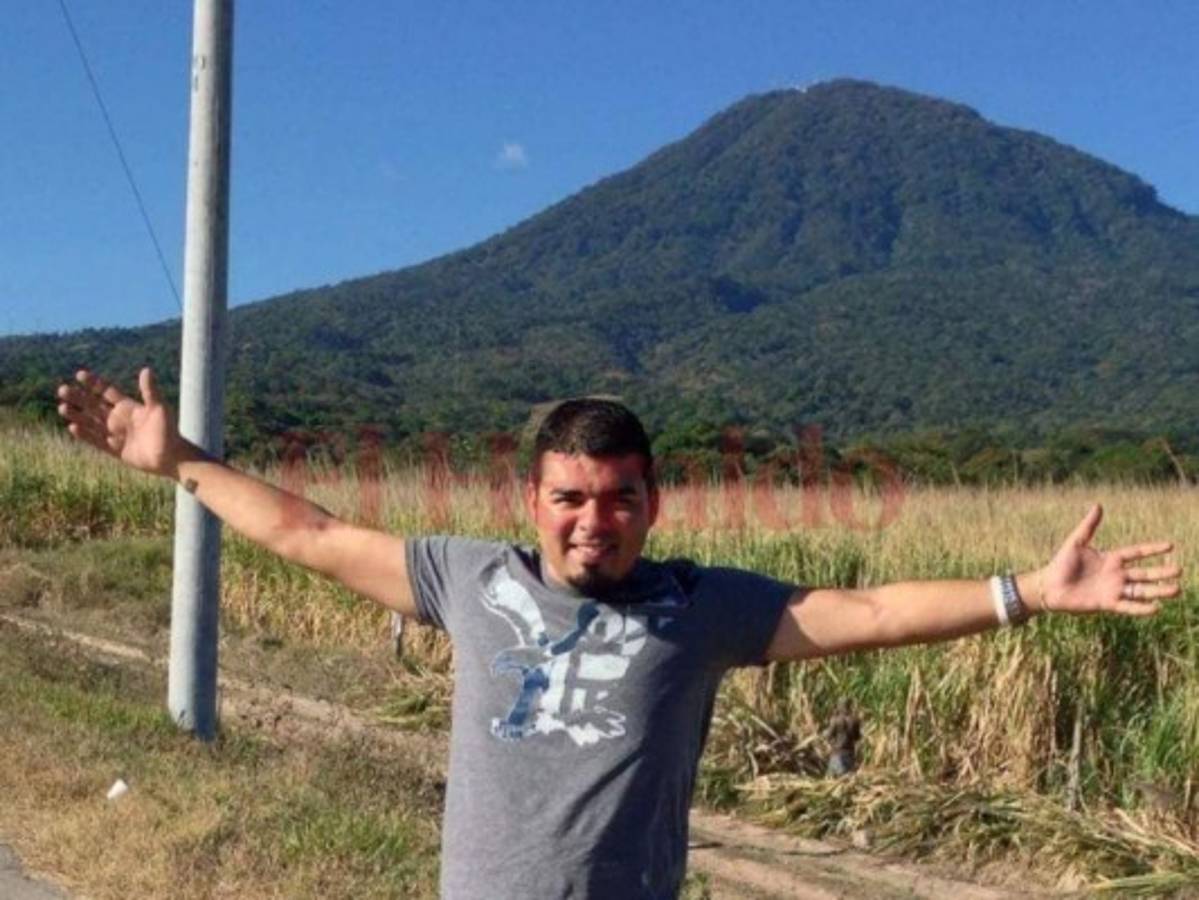 Bairon es el tercero de los cuatro hijos de Mirna Banegas.