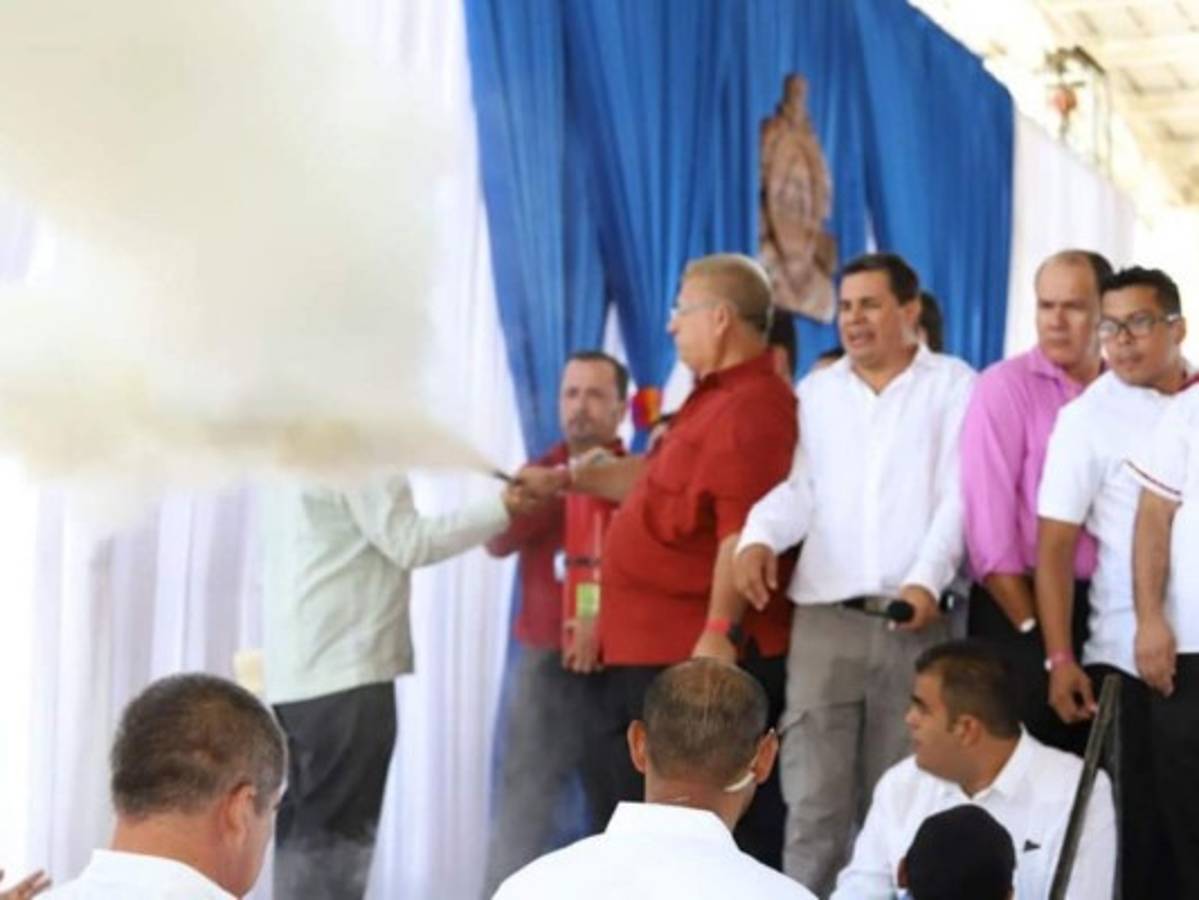 El momento justo en que el diputado Castellanos accionó el extintor. Foto: Facebook Francisco Mejía