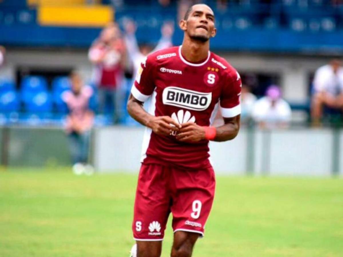 Jerry Bengtson con la playera del Saprissa de Costa Rica.