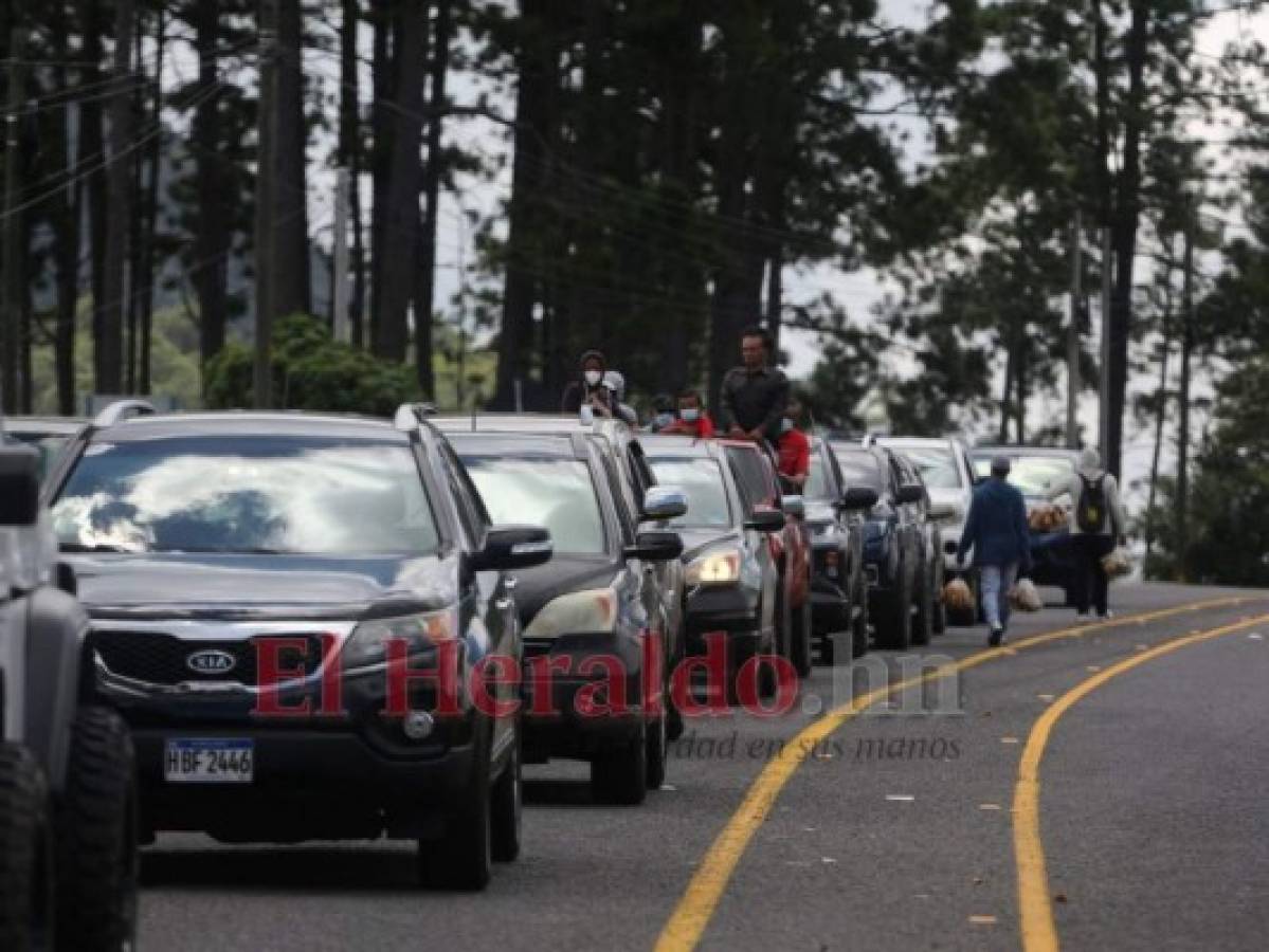 En caravana regresan capitalinos tras disfrutar el Feriado Morazánico 2021