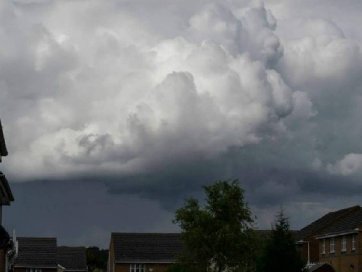 Viral: Extraña figura en el cielo alarma un pueblo de Reino Unido