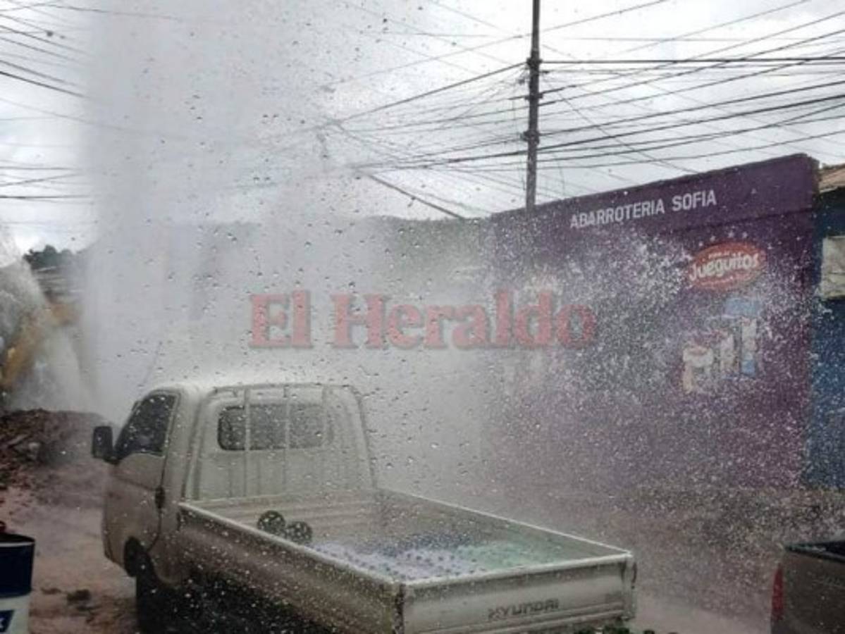 Ruptura de tubo deja caos en calle y locales de cuesta El Centavo