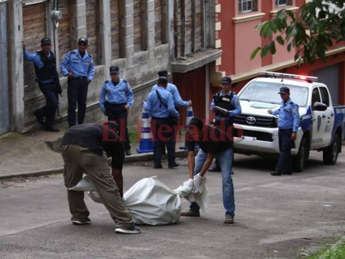 Miembros de Medicina Forense llevaron el cadáver a la morgue capitalina. Foto Emilio Flores