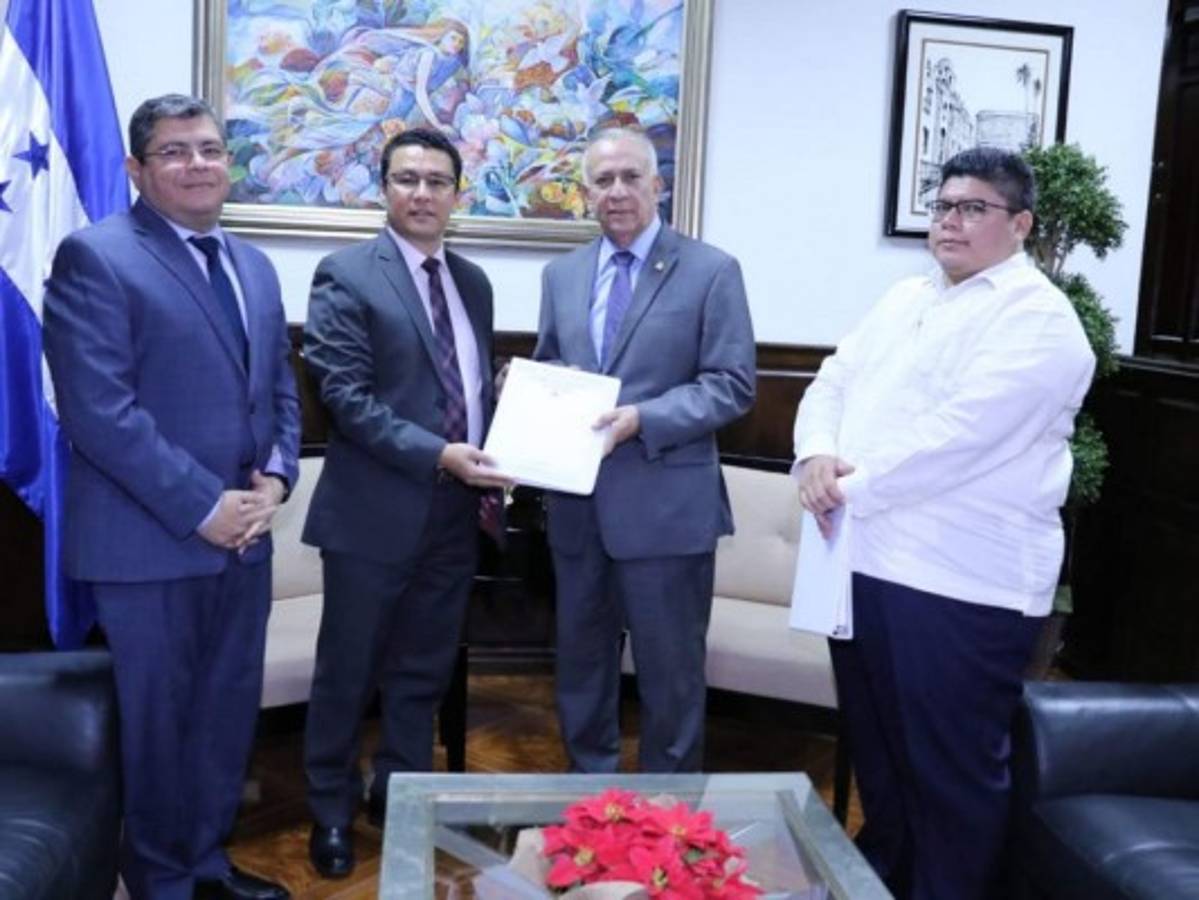 Secretario de la Presidencia entrega consensos del diálogo al Congreso Nacional 