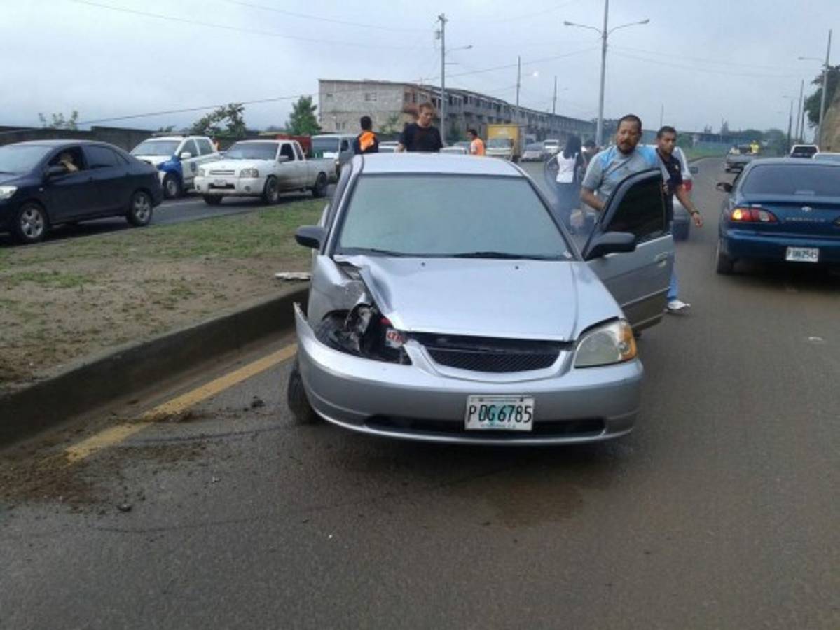 Carro impacta contra poste en anillo periférico