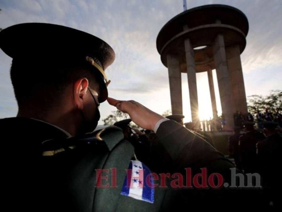 Con el alba se dio inicio a la izada de la Bandera Nacional en el Monumento a la Paz del cerro Juana Laínez, en la capital de la República. Foto: David Romero/El Heraldo