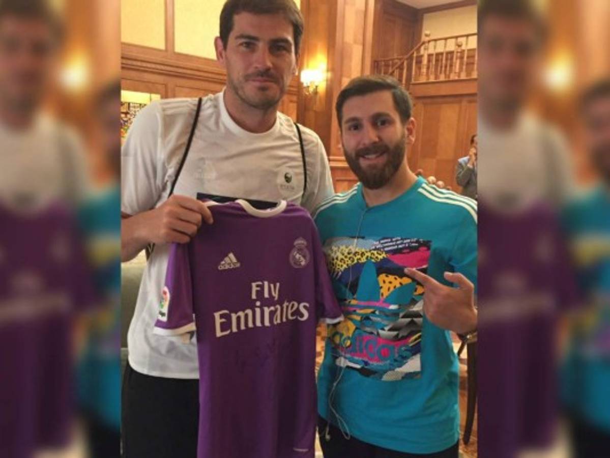 Iker Casillas bromea en Twitter sobre el parecido del 'doble de Messi' con Sergio Ramos