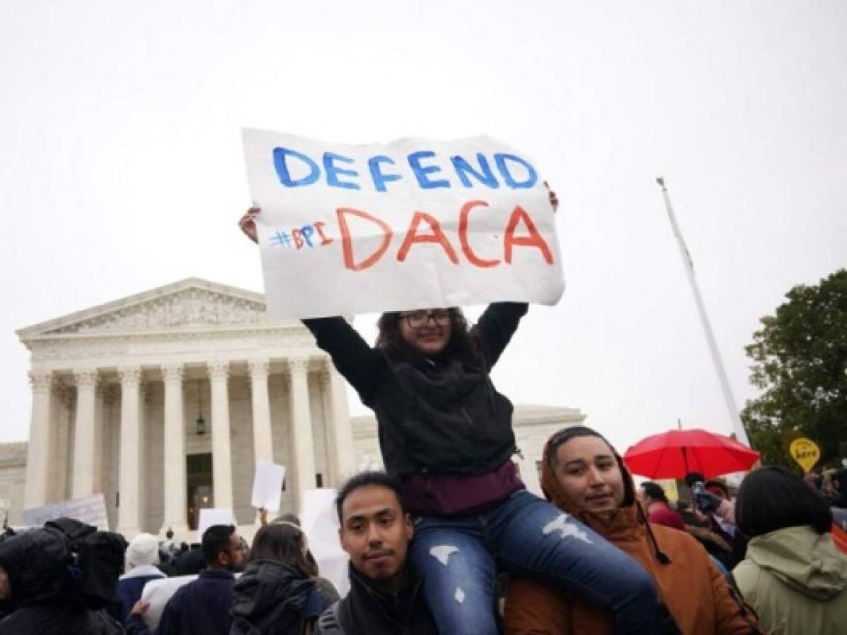 Tribunal ordena al gobierno de Trump tramitar nuevos permisos para 'dreamers'