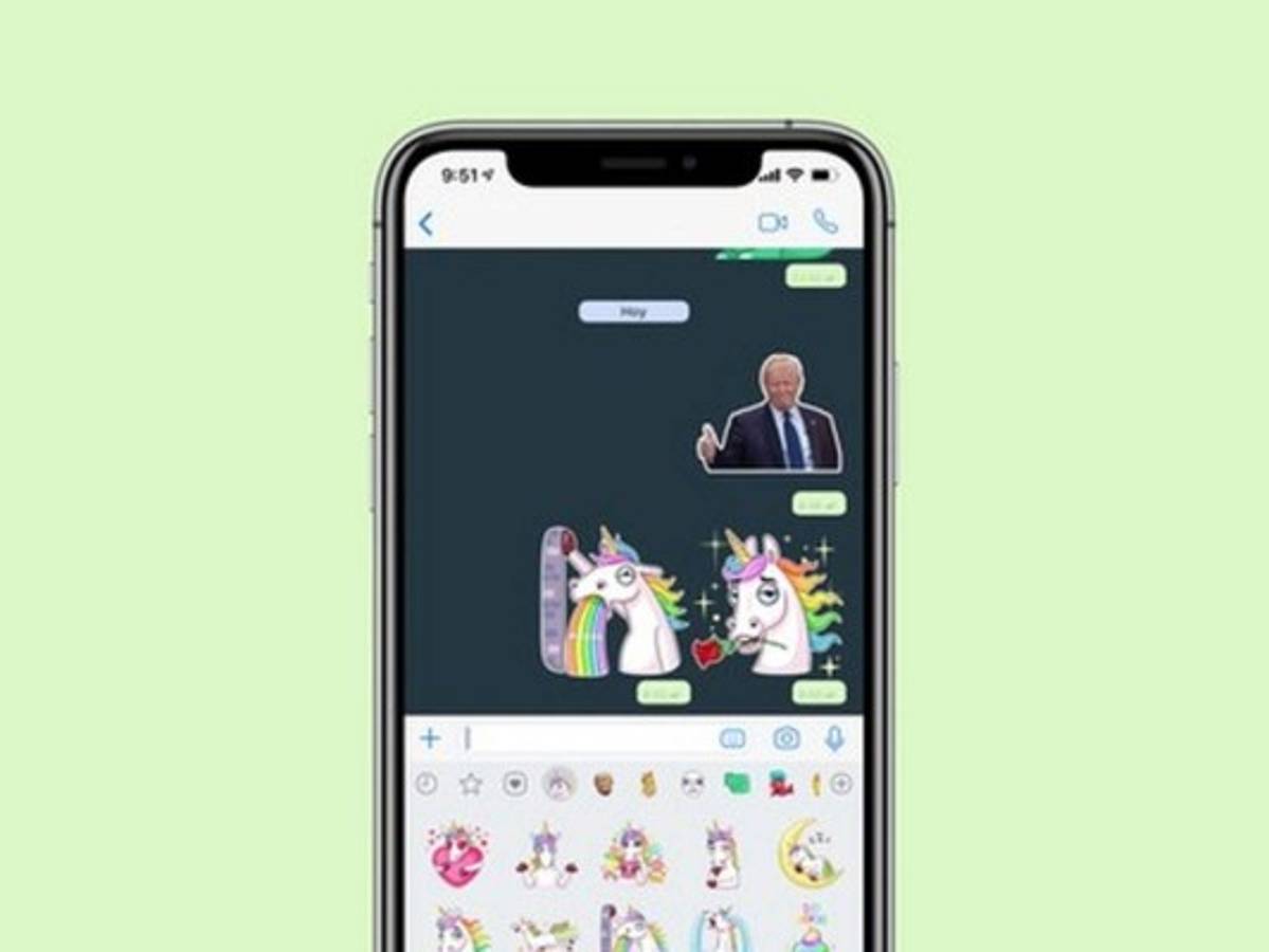 En iPhone encuentras toda una variedad de stickers para WhatsApp. Foto: Applesfera.