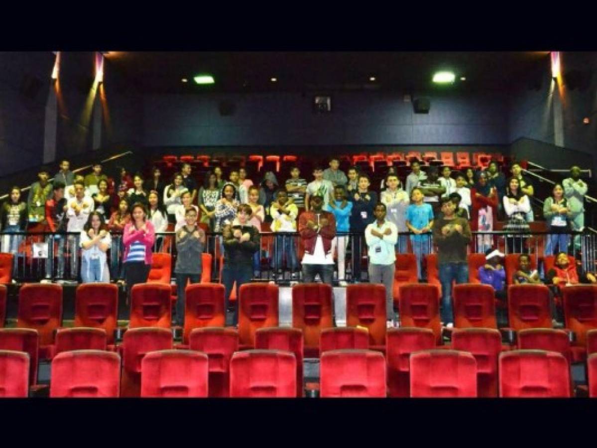 Alberth Elis lleva al cine a 30 niños refugiados a ver la película Black Panther