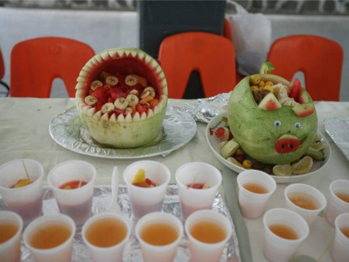 Estudiantes crean obras de arte a través de la talla de frutas tropicales