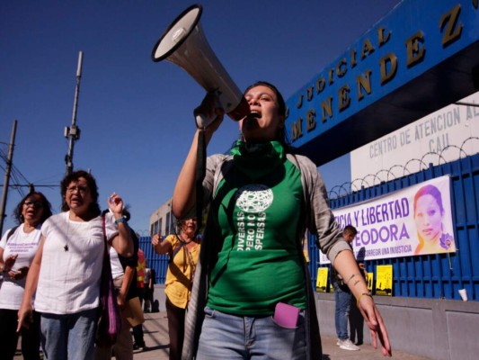 El Salvador cierra las puertas a legalizar el aborto