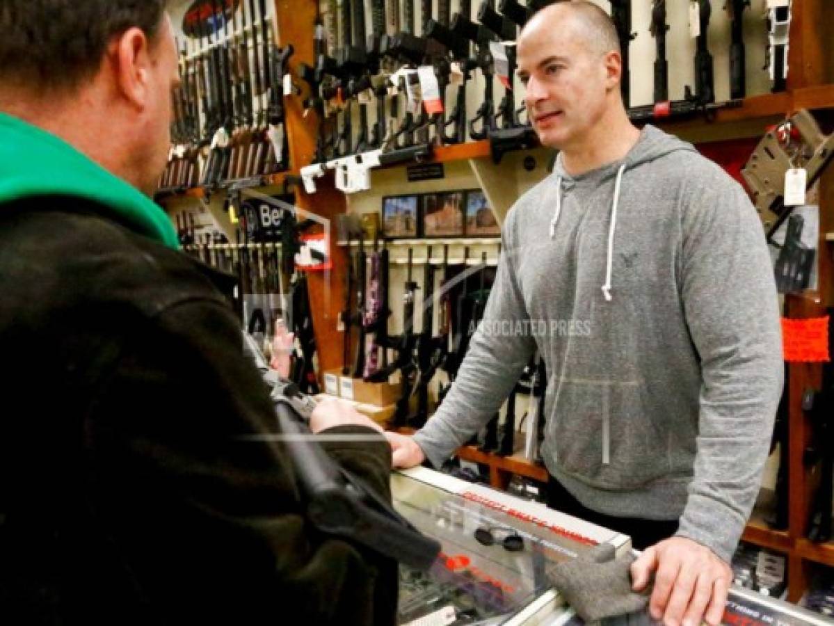 Trump sopesa elevar edad mínima para compra de armas