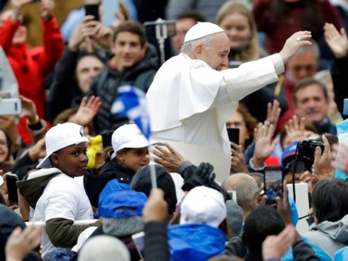 Francisco pasea a menores migrantes en su papamóvil