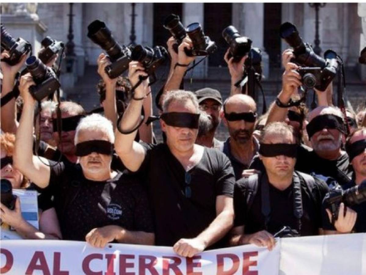 Periodistas protestan en Argentina por cierre de medios