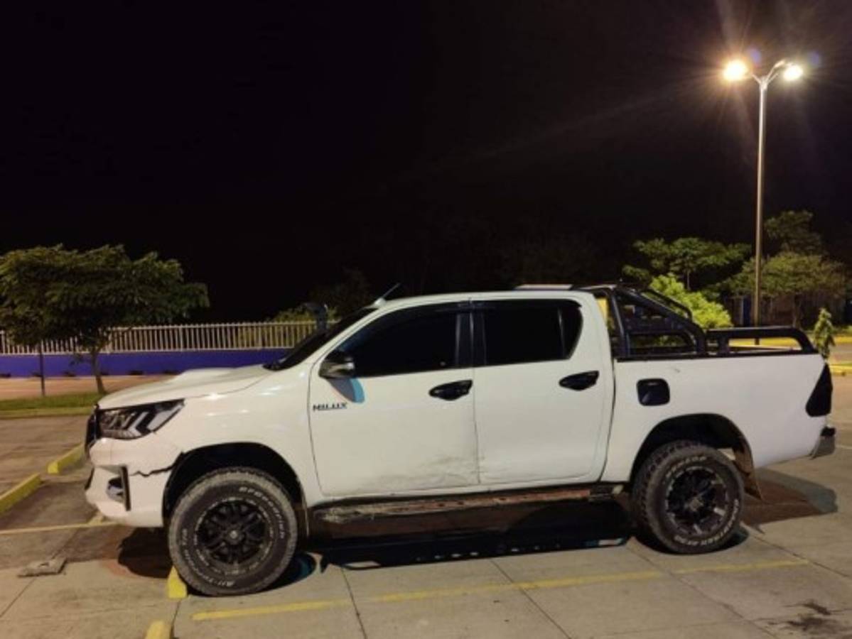 Los detenidos se conducían en un vehículo blanco, tipo pickup doble cabina a la hora de su detención.