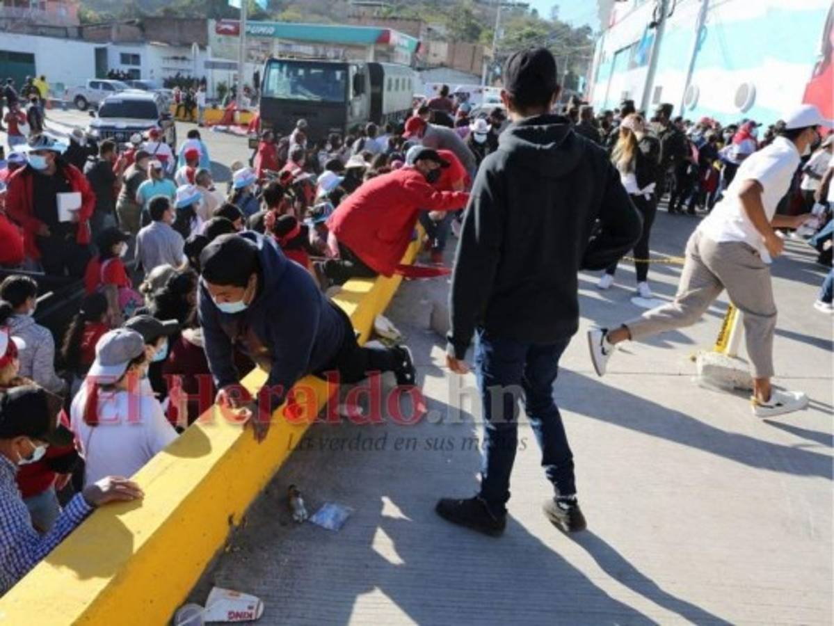 Cierran portones del Nacional y población comienza a desesperarse por ingresar
