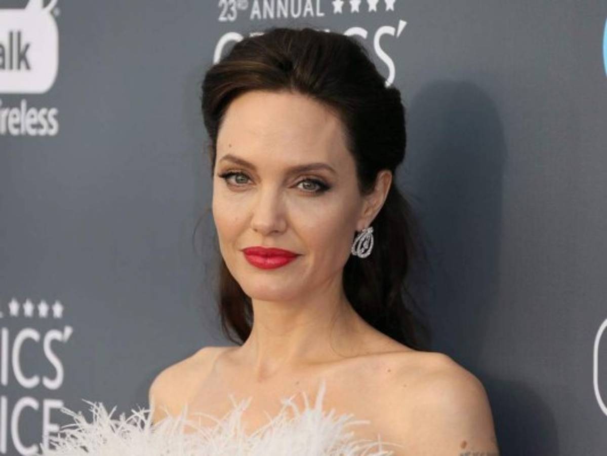 Exempleada de Angelina Jolie la demanda por humillación y robo