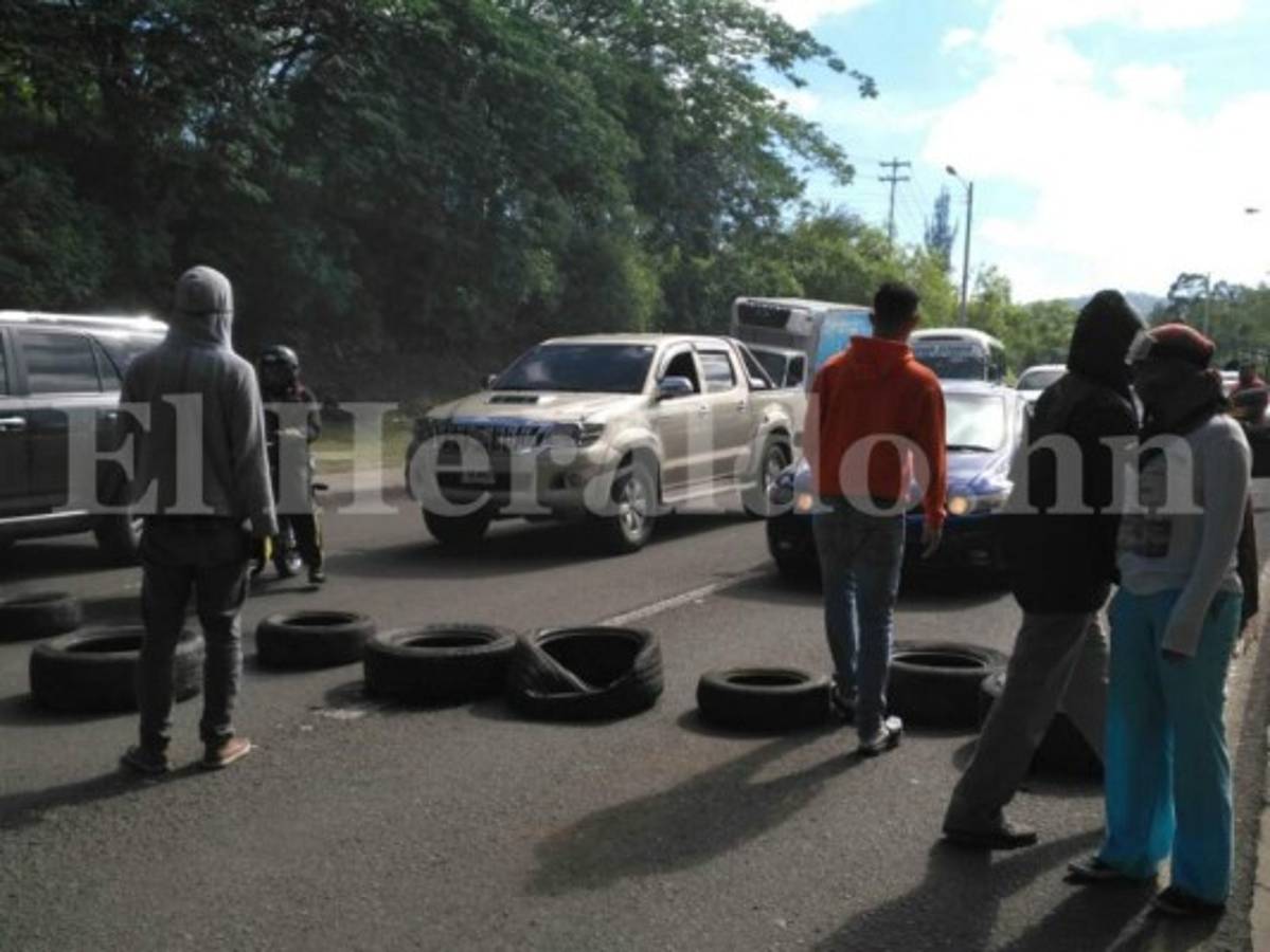 Movimiento Estudiantil Universitario (MEU) se toma anillo periférico y bulevar Suyapa