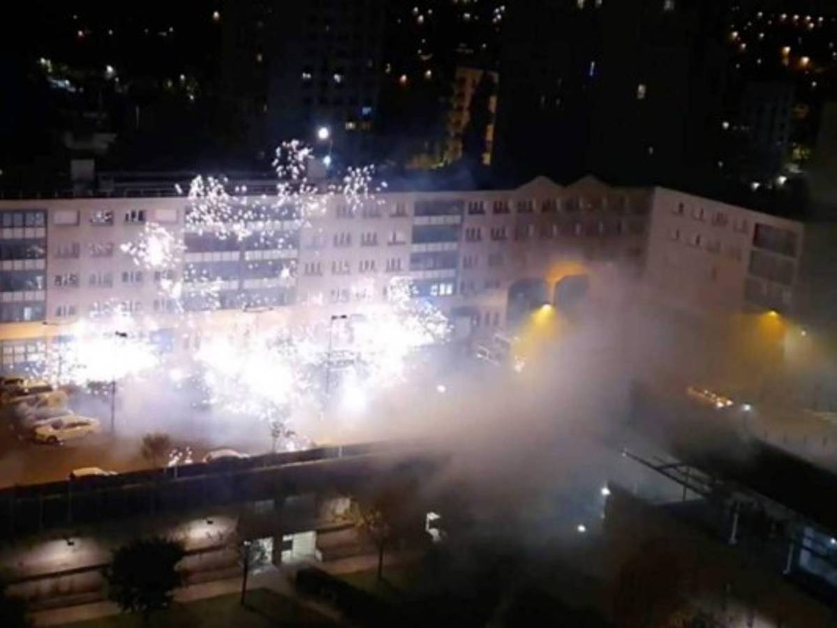 Atacan con fuegos artificiales una comisaría cercana a París