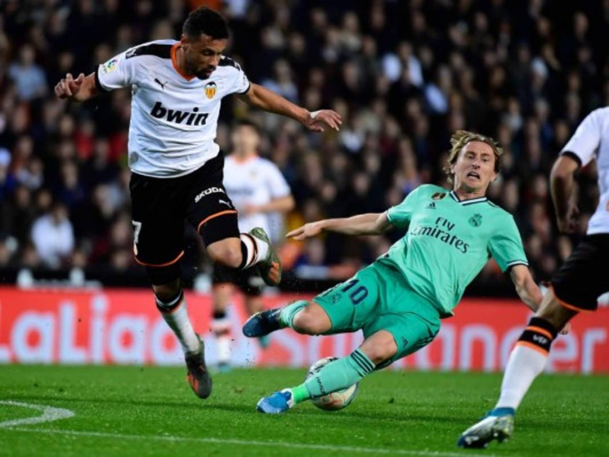 El Real Madrid empata in extremis y el Barça llega líder al Clásico