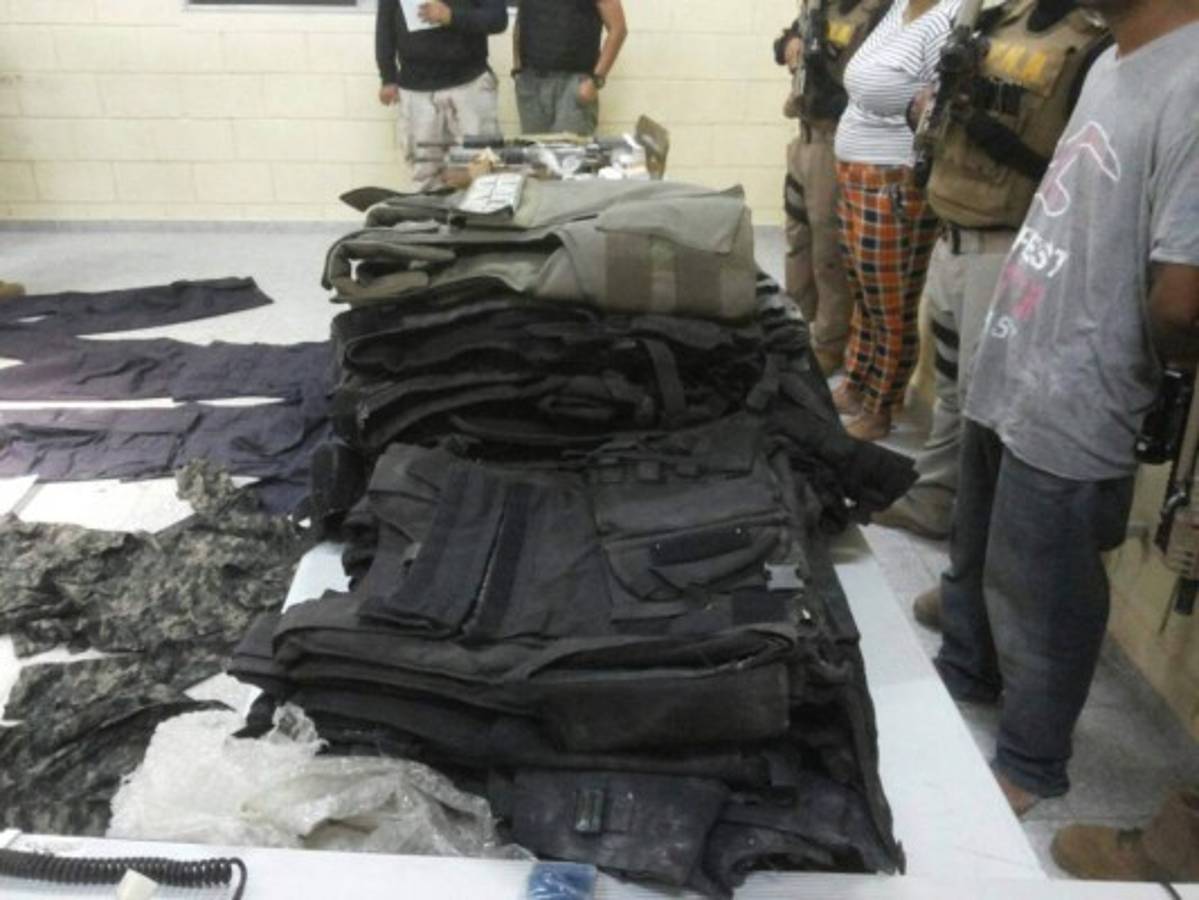 A Maradiaga se le decomisaron más de 5,000 proyectiles de diferentes calibres e indumentaria policial, como chalecos antibalas y fatigas de las Fuerzas Armadas y la Policía Nacional.