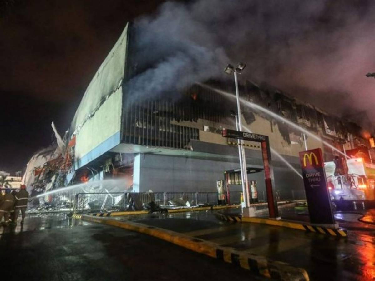 Hallan 36 cuerpos en centro comercial incendiado en Davao, Filipinas  