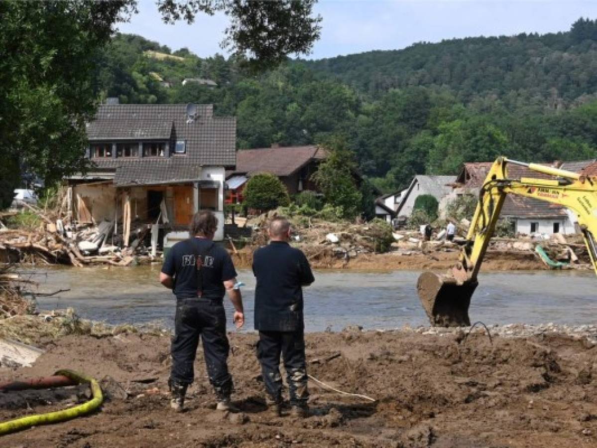 Limpian desastre causado por temporal en Europa; víctimas siguen subiendo