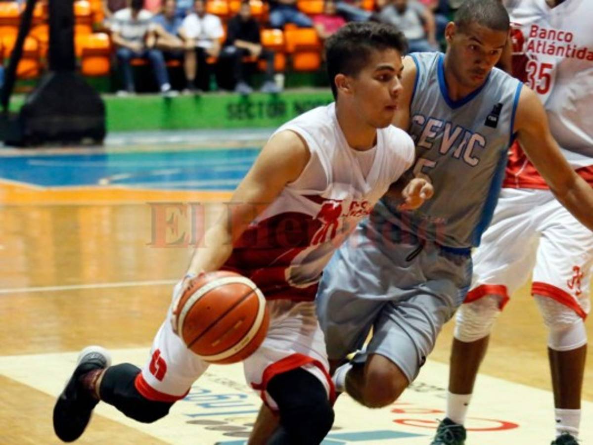 Ernesto Rápalo en acción con el equipo de Atlántida. Foto: Marvin Salgado / El Heraldo.