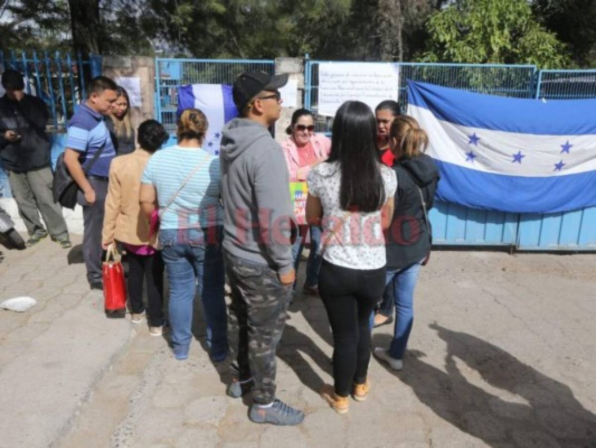 Maestros protestan contra resultados de concurso docente; piden nueva convocatoria