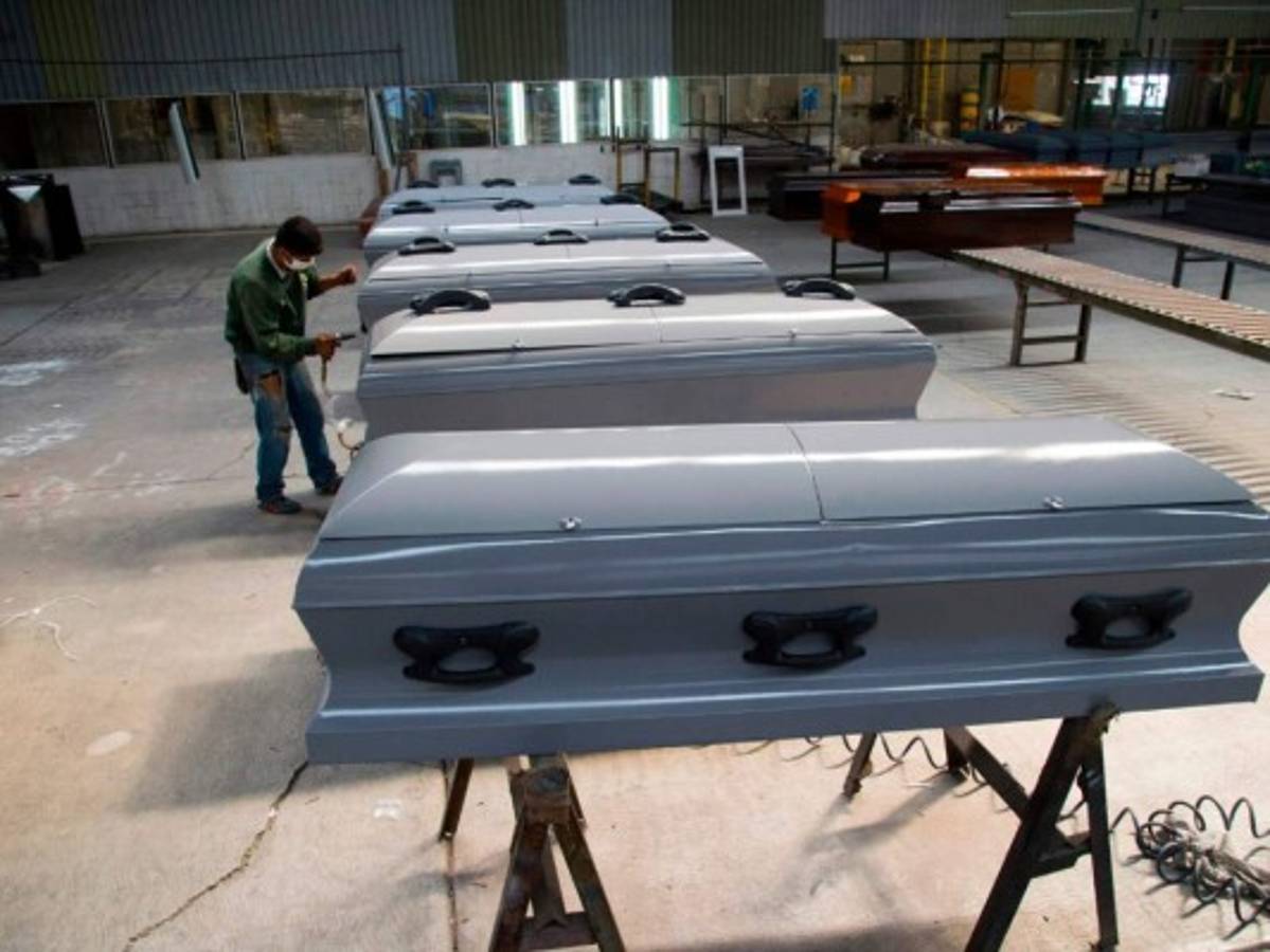 'Ataúd Cov' irrumpe en una pandemia que desplazó los féretros en México