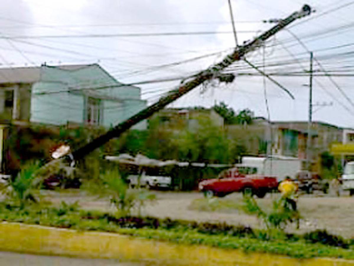 Vendaval y hasta lluvia de granizo azotan ciudad en el este de Honduras