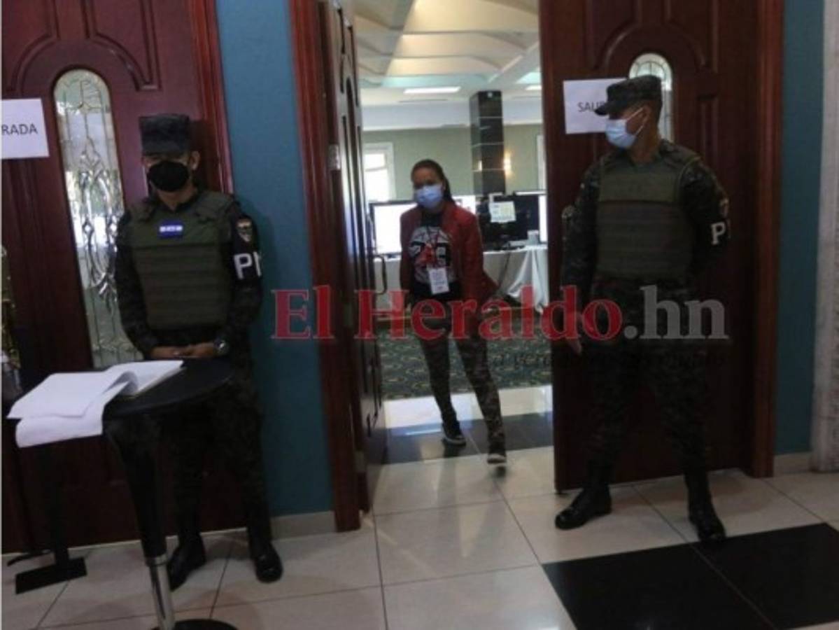 FOTOS: Hermetismo y retrasos en el centro de cómputo del CNE