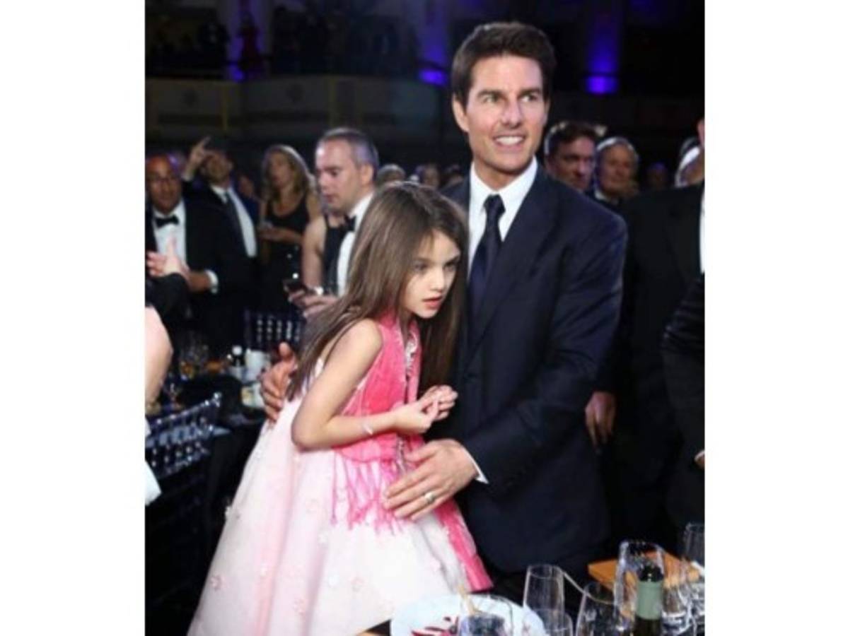 Katie Holmes postea foto de Suri Cruise