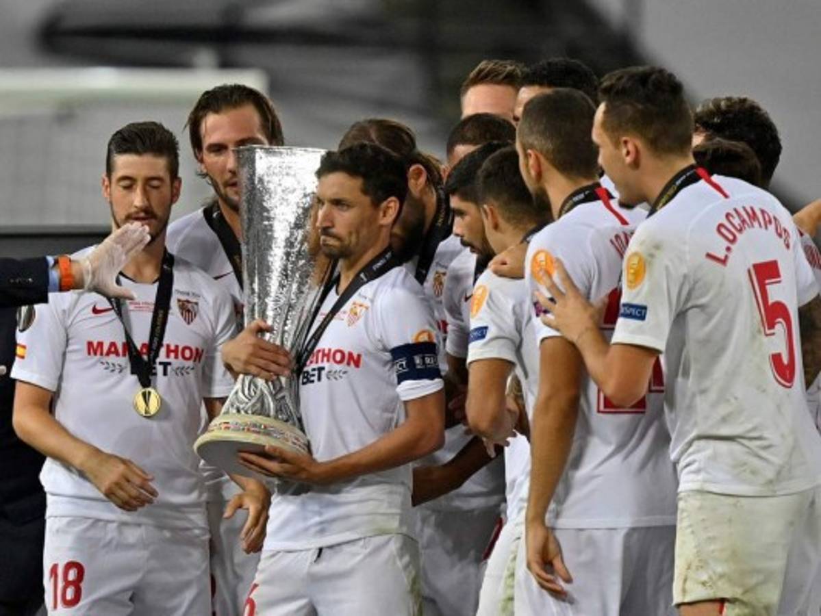 'Para que los sevillistas se levanten felices pese a los problemas', dice Navas