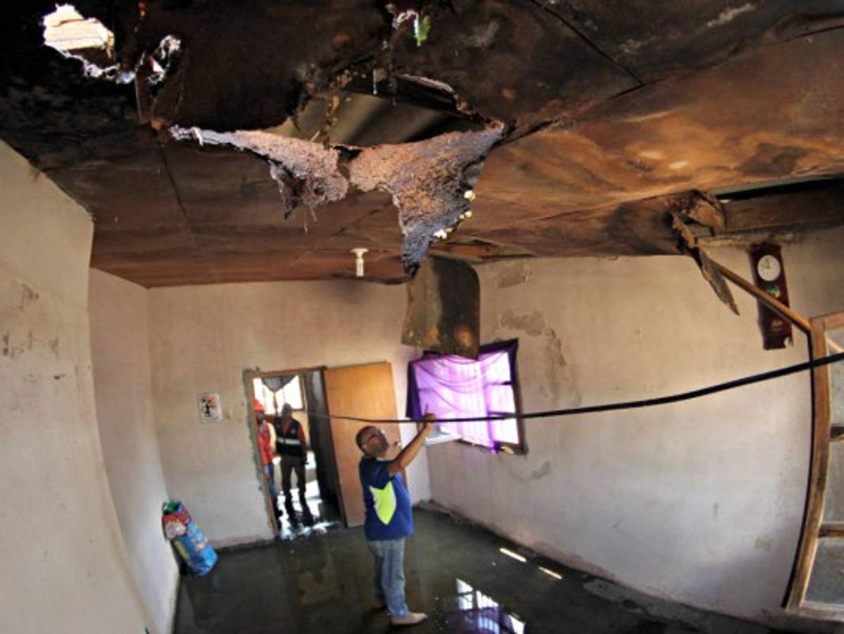 Casas sin techo y árboles caídos dejan las lluvias