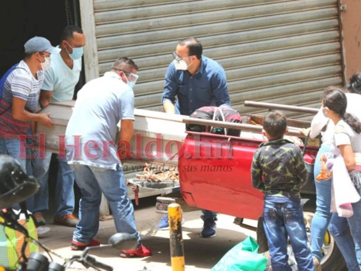 Familiares retiran cuerpo de una las víctimas de masacre en la Venezuela