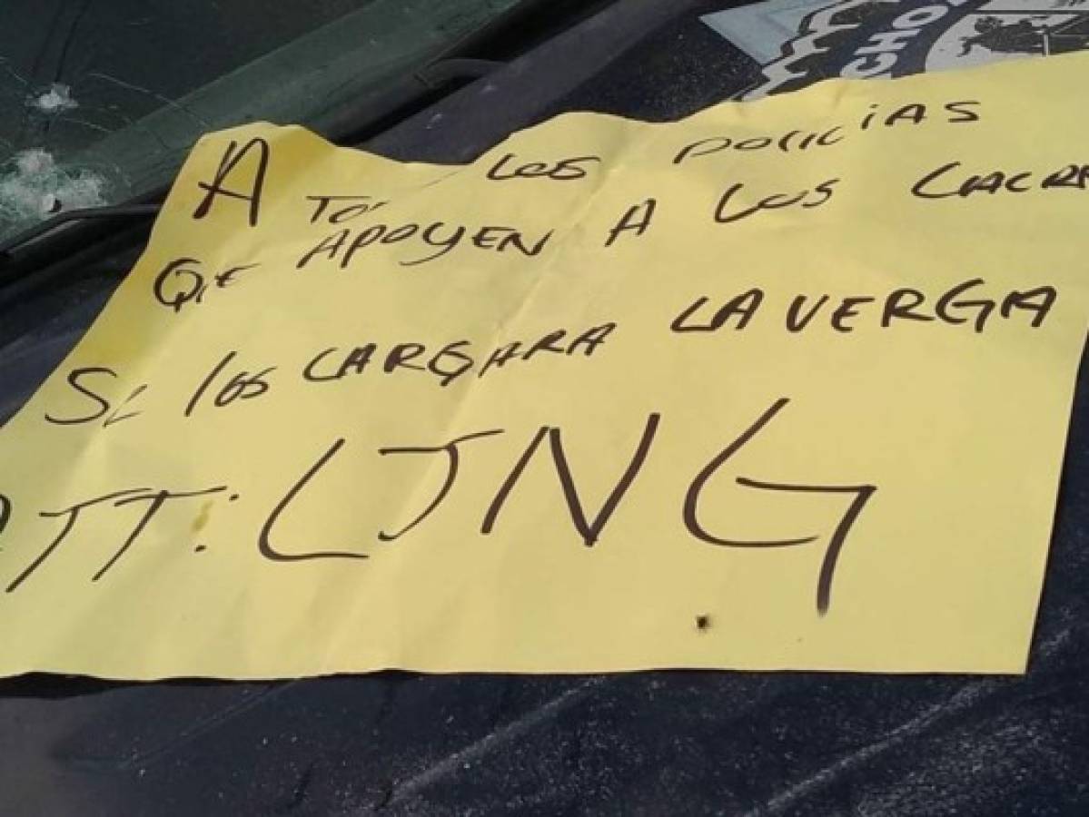 Algunos rótulos amenazantes fueron encontrados en los parabrisas de las patrullas después del ataque. Uno de ellos fue presuntamente firmado por el Cártel de Jalisco (LJNG). Foto: Cortesía Vox Pópuli Michoacán