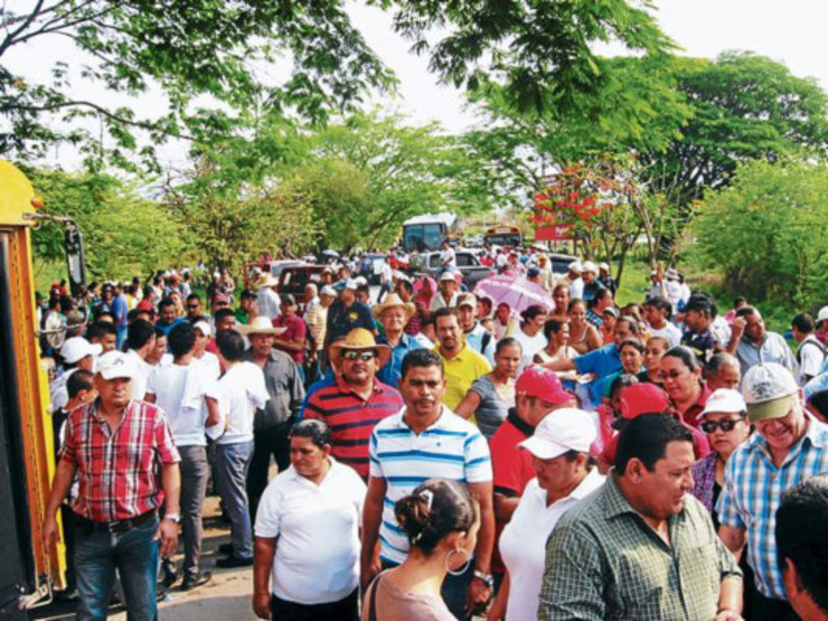 Vecinos de Juticalpa cumplieron amenaza de cierre de carretera
