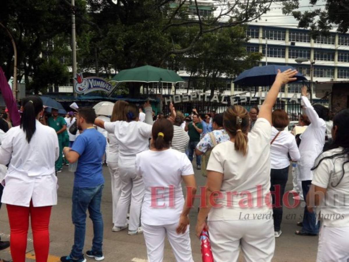 Un grupo de médicos y estudiantes protestaron frente al Hospital Escuela contra la privatización de la salud y la educación.